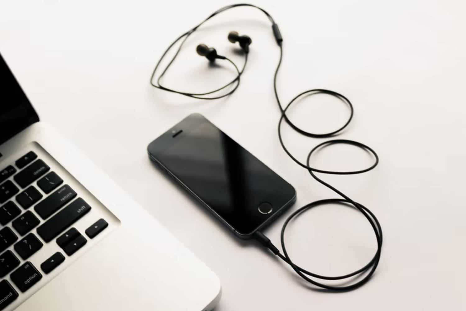 Visual representation of strategies for online income via blogging, focusing on the psychological effects of music on work efficiency.